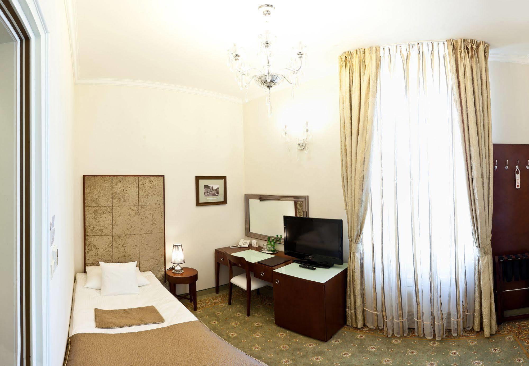Hotel Willa Hueta Kielce Exterior foto
